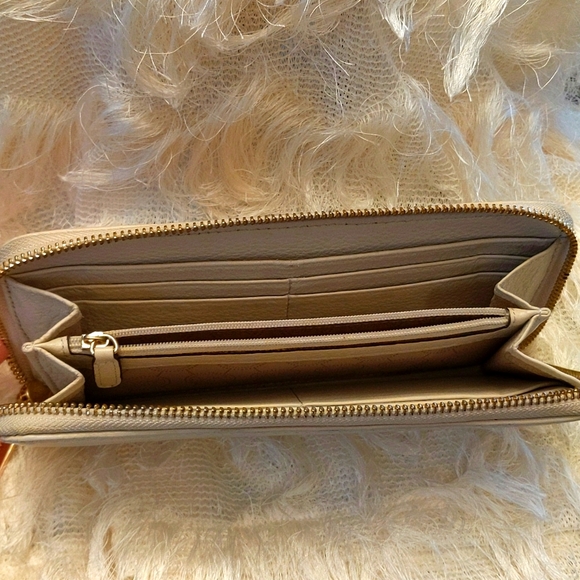 Michael Kors Light Cream Zipper Wallet - Picture 5 of 10